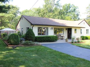 5 Lavina Trl, Oak Ridge, NJ 07438