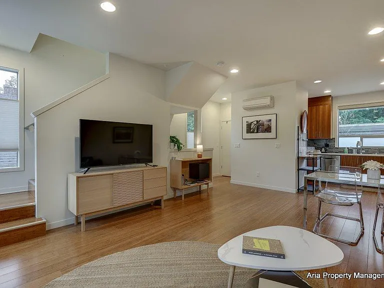 163 SE 13th Ave — Photo 11