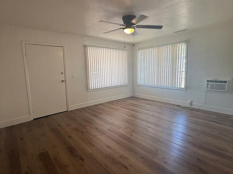 1149 E Pontiac Way — Photo 3