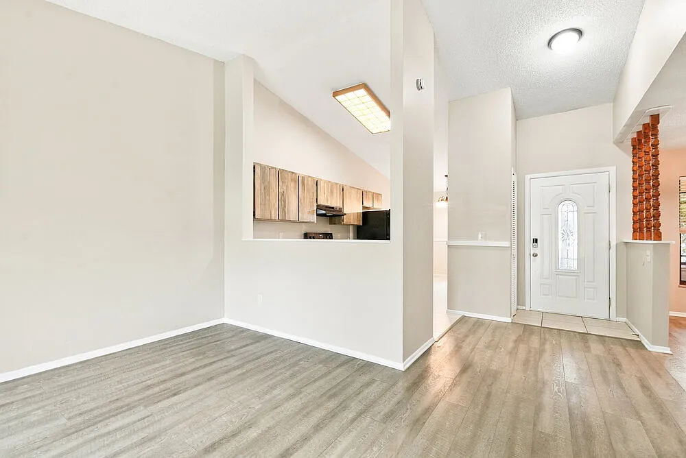 3 bed, 2.0 bath, 1409 sqft, $2,290 — Photo 4