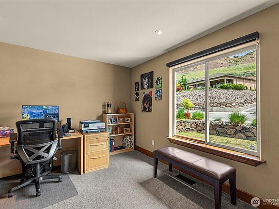 5th image of 2642 Catalina Ave