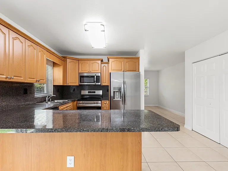 24 SW 6th St #2 — Photo 8