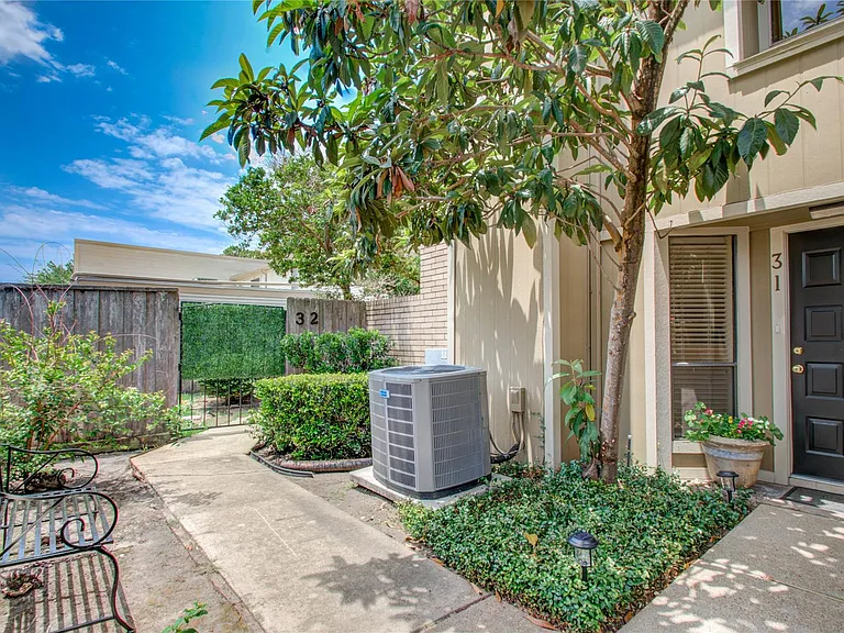 1920 Augusta Dr #31 — Photo 2