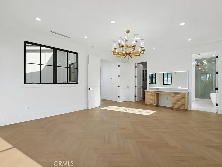 4539 Longridge Ave — Photo 16