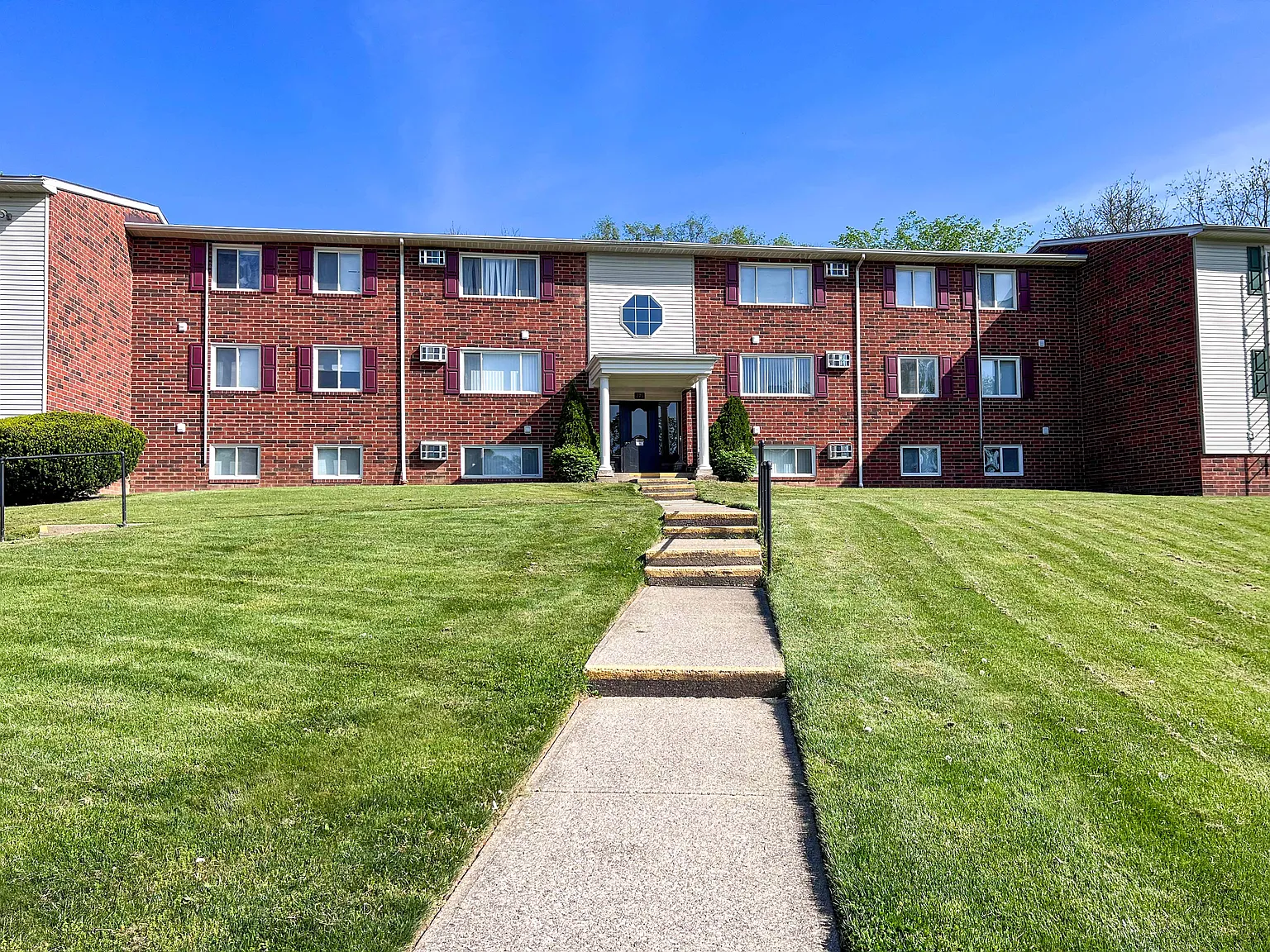 Stoney Creek Apartments — Photo 2