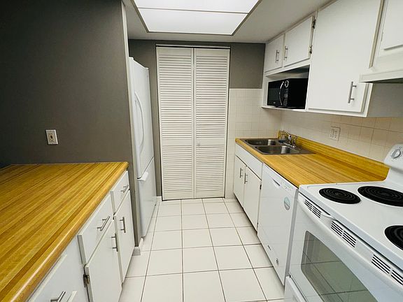 5th image of 11 Fairways Cir APT C