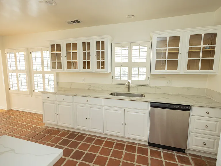 446 S La Peer Dr — Photo 5