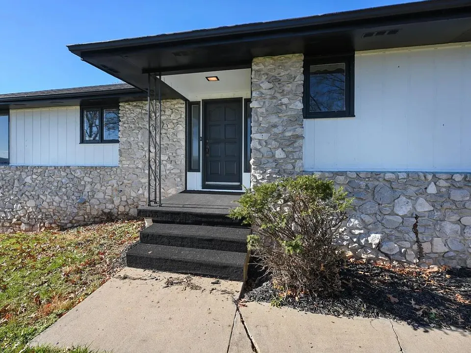 1611 S Farm Road 199