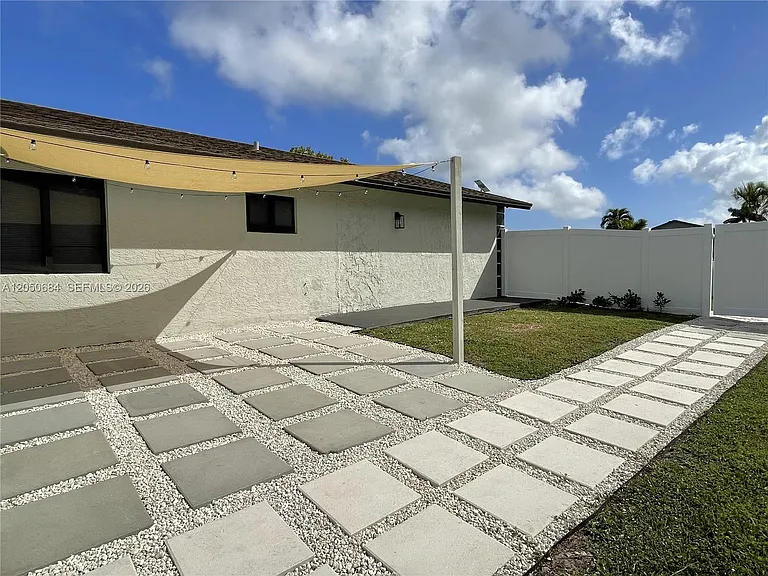 1370 NW 3rd St — Photo 32