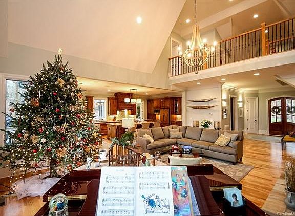 5th image of 7040 Brookview Dr
