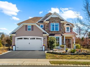 27 E Sagamore Dr, Farmingdale, NJ 07727