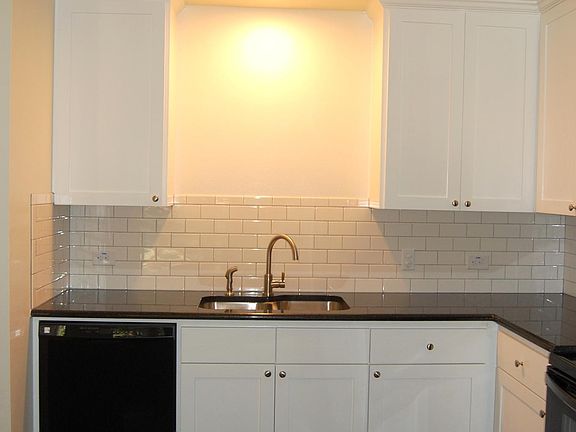 3rd image of 504 Pine St