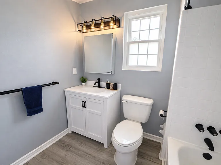 Upper floor - Hallway bathroom with tub