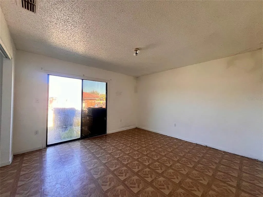 2 bed, 1.0 bath, 900 sqft, $1,050 — Photo 4