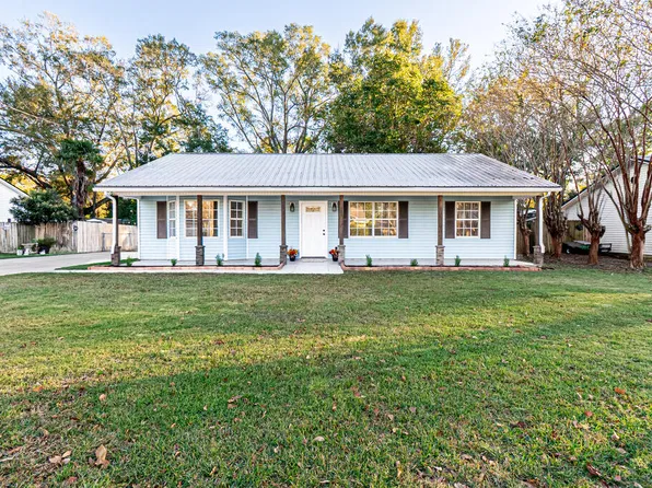 102 Holiday Ct, Dothan, AL 36301