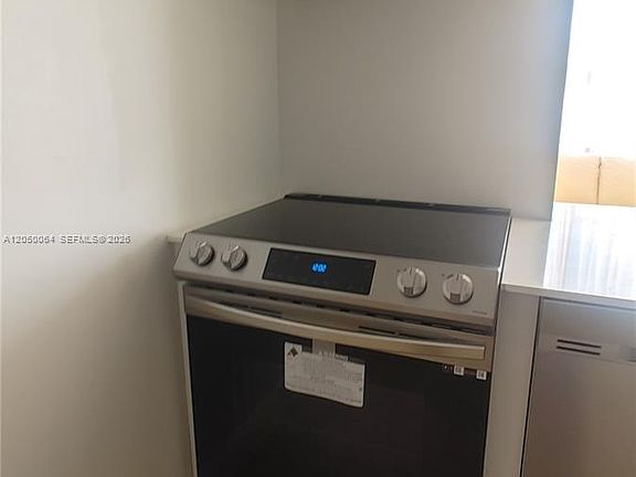4th image of 1000 Parkview Dr APT 125