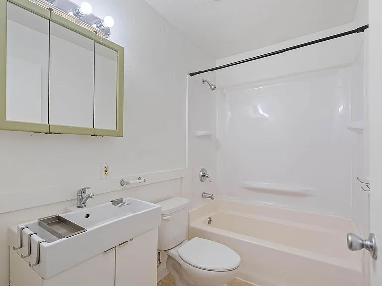 $500 off! Updated, upstairs 2-bdrm/1-bath triplex aptOn-site w/d, off-street parking, near downto... — Photo 15