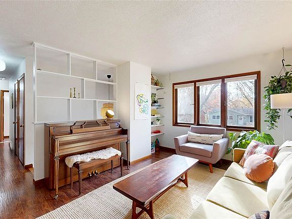 5th image of 2922 Radcliffe Ave