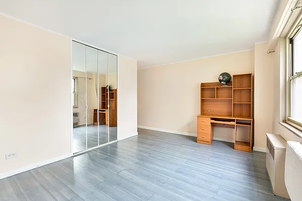 Sold by Thomas Lipovetsky, LREB | media 22