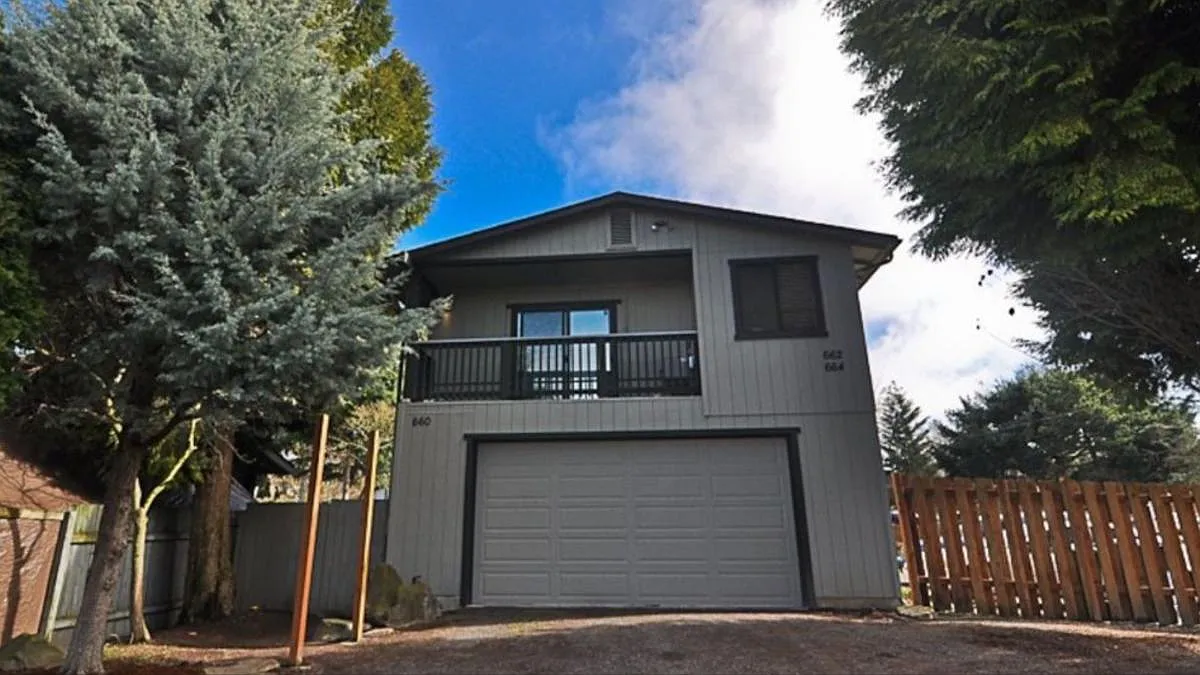 1 bed, 1.5 bath, 900 sqft, $1,995 — Photo 1