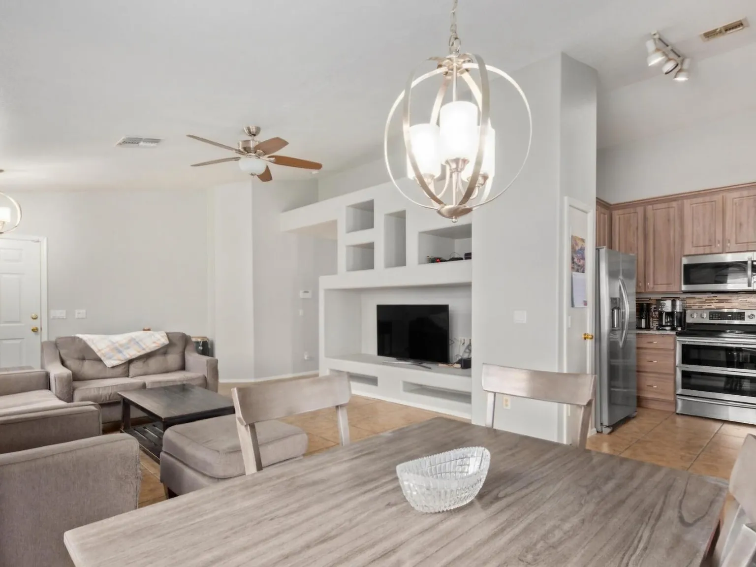 3 bed, 1250 sqft, $2,100 — Photo 1