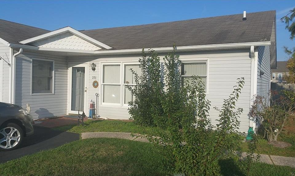 1st image of 221 Magnolia Dr