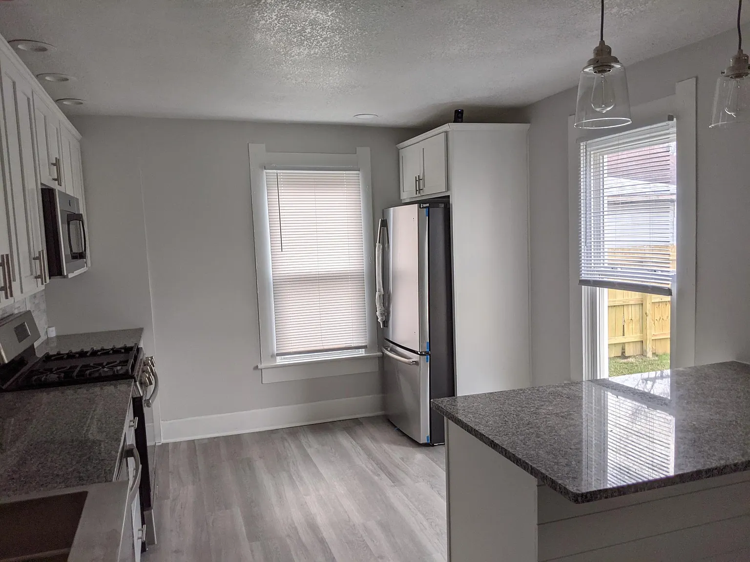 3112 Boulevard Pl photo 1