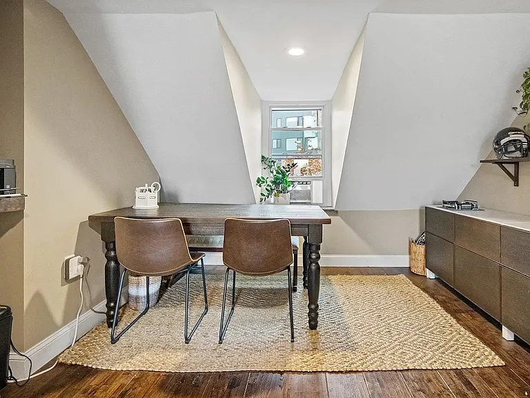 114 E Allen St — Photo 21