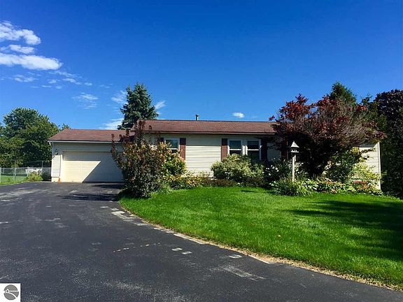 2nd image of 726 Meadow Dr