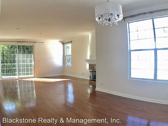 3rd image of 930 N Doheny Dr APT 309