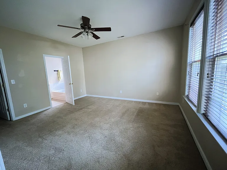 410 Queensbury Ln — Photo 27