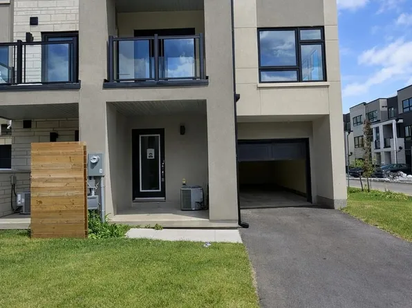 3166 Lotus Cmn, Burlington, ON L7M 2A9