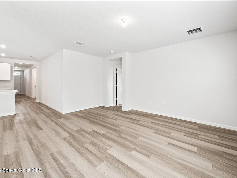 566 Rembrandt St SE — Photo 15