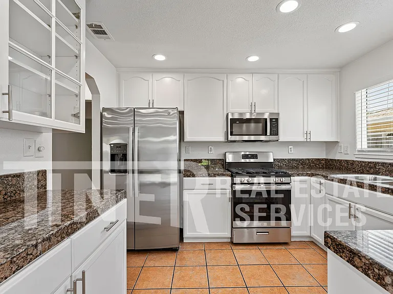 2815 Erin Dr — Photo 10