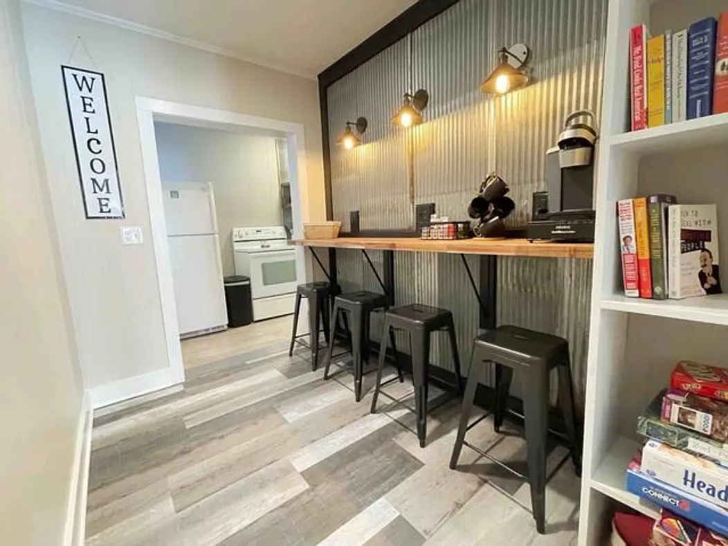 Fully Furnished Winter Rental — Photo 3