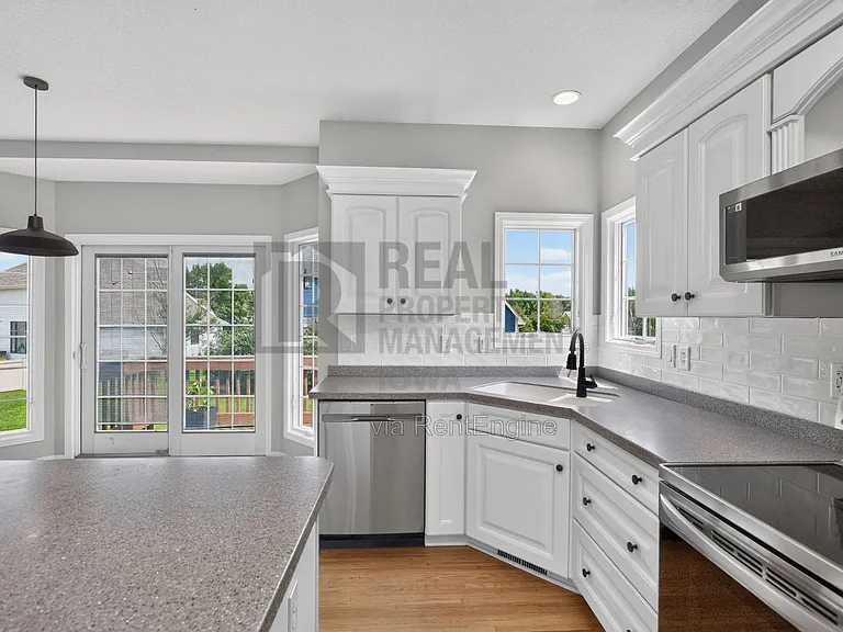 2305 NE Hanover Ct — Photo 12