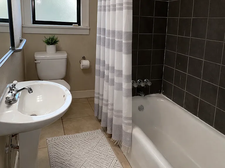 Downstairs full bath with shower/tub