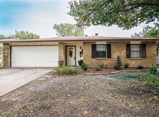 2625 Lake Park Dr, Grand Prairie, TX 75052