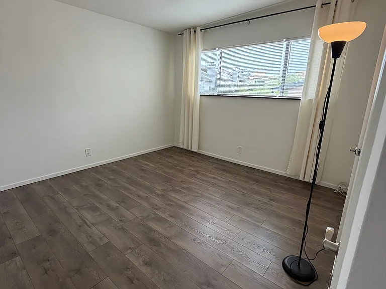 830 S Barrington Ave #6 — Photo 3