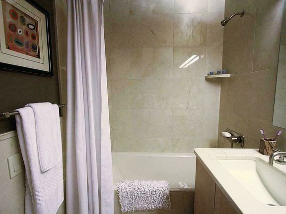 5th image of 320 W 38th St APT 626