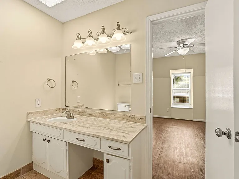 496 N Post Oak Ln — Photo 21