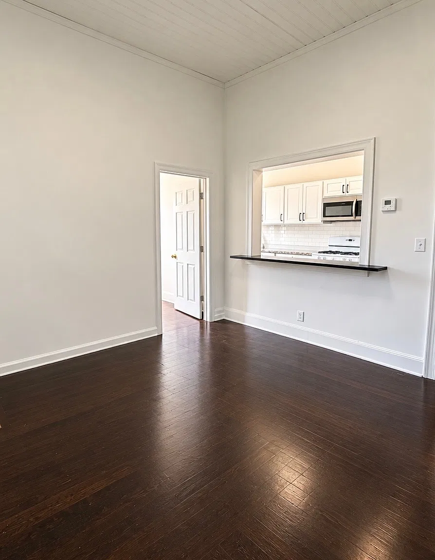 3 bed, 950 sqft, $2,100 — Photo 2