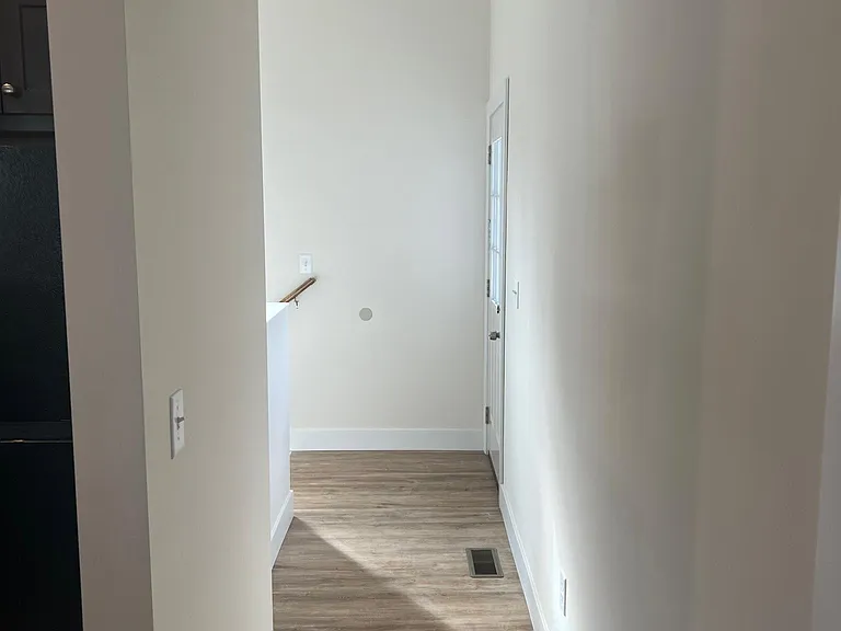 404 Court Yard Ln — Photo 18