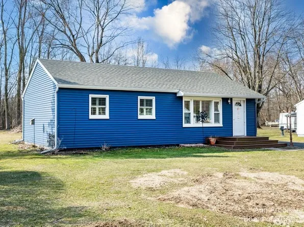 45137 Paris Dr, Belleville, MI 48111
