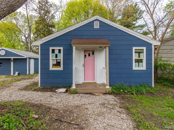 2916 Virginia Ct, Keego Harbor, MI 48320