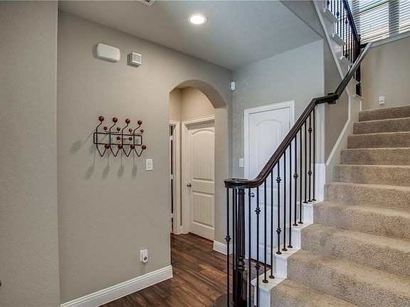 5th image of 2660 Venice Dr Unit 1