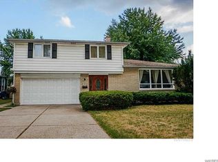 10 Red Oak Dr, Williamsville, NY 14221