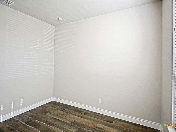 4th image of 588 Vale Ct