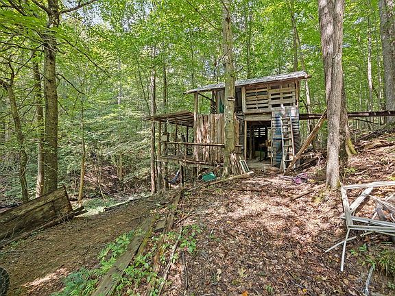 4th image of 225 Richardson Ln