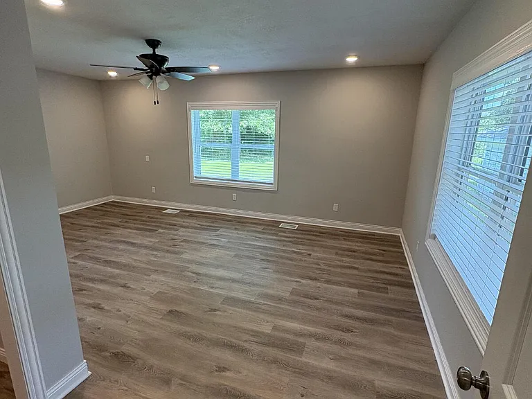 2211 E Walnut St — Photo 5